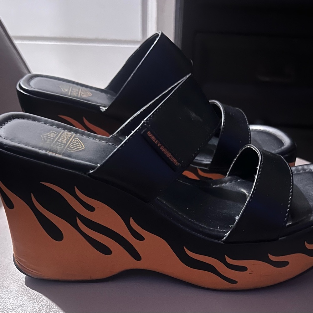 Harley-Davidson Black Platform Wedge Sandals with Orange Flame Motif - Picture 5 of 6